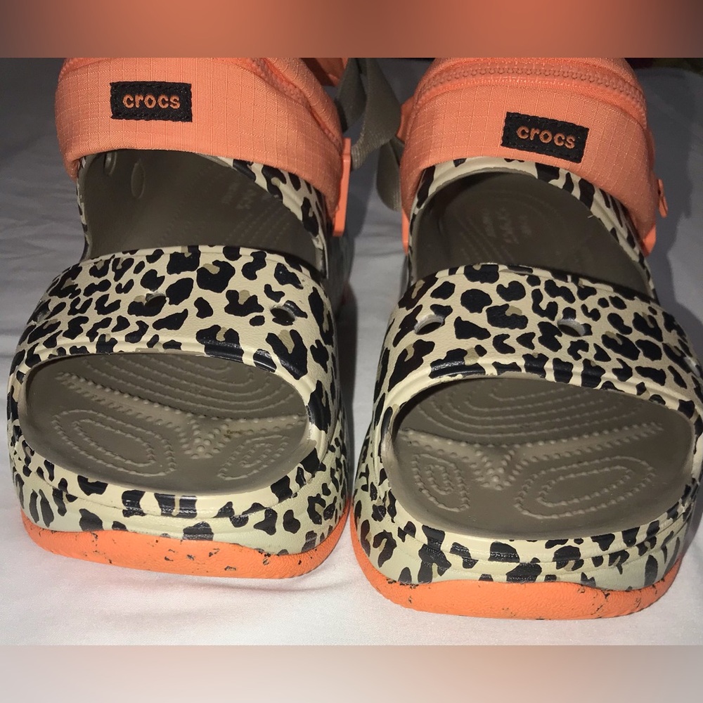 Crocs Hiker Xscape Khaki Leopard Sandal Clogs with zippered pouch - Picture 8 of 9
